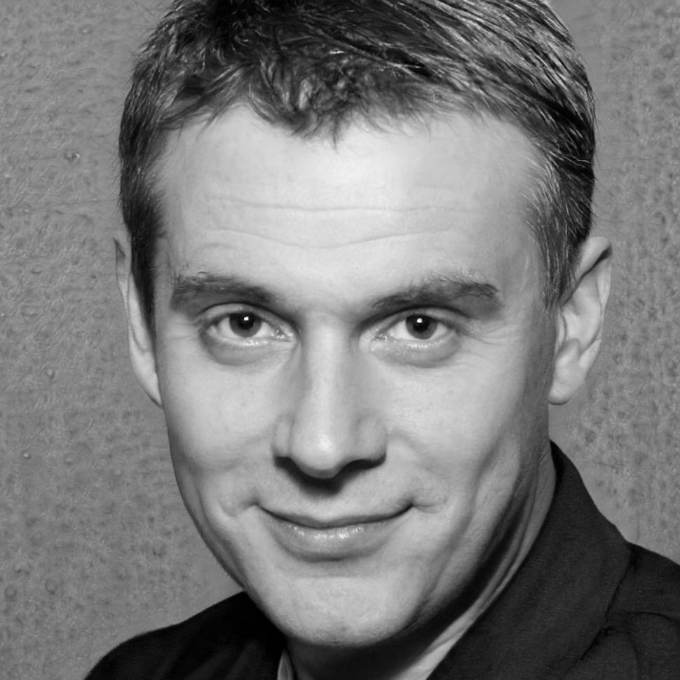 Hendrik Svensson, Director of Financial Education, reviewing market analysis on computer screen